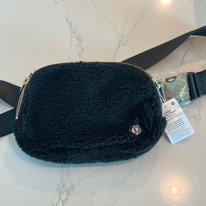 NWT Everywhere belt bag fleece